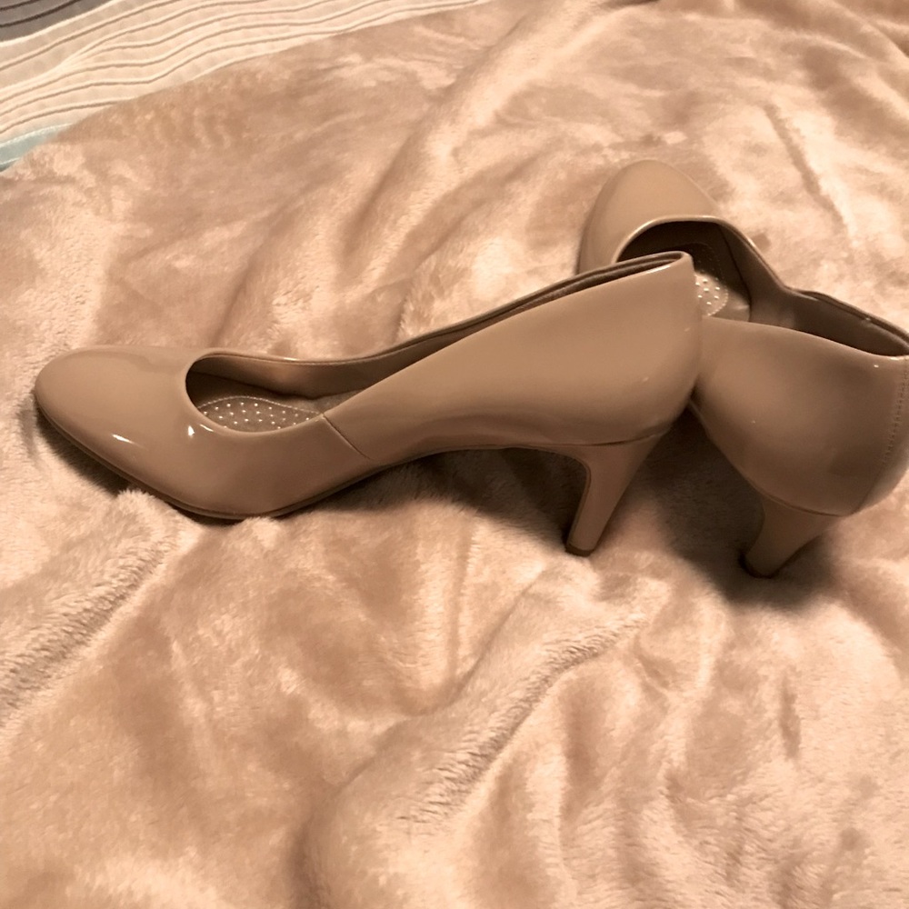 Never worn! Dexflex Comfort. Patent leather pump. Size 7.5